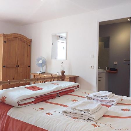 Bed and Breakfast Ancienne Ecole Cazaux-Villecomtal Esterno foto