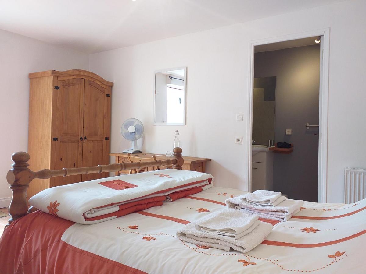 Bed and Breakfast Ancienne Ecole Cazaux-Villecomtal Esterno foto